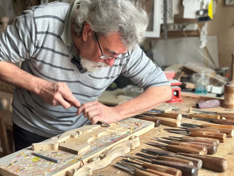 Gyuri Szasz, sculptorul care face ca lemnul să încălzească sufletele