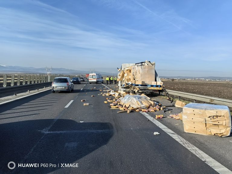 ULTIMA ORĂ/FOTO: Accident pe A1 între un autotren și o camionetă. Descarcerarea a intervenit de urgență