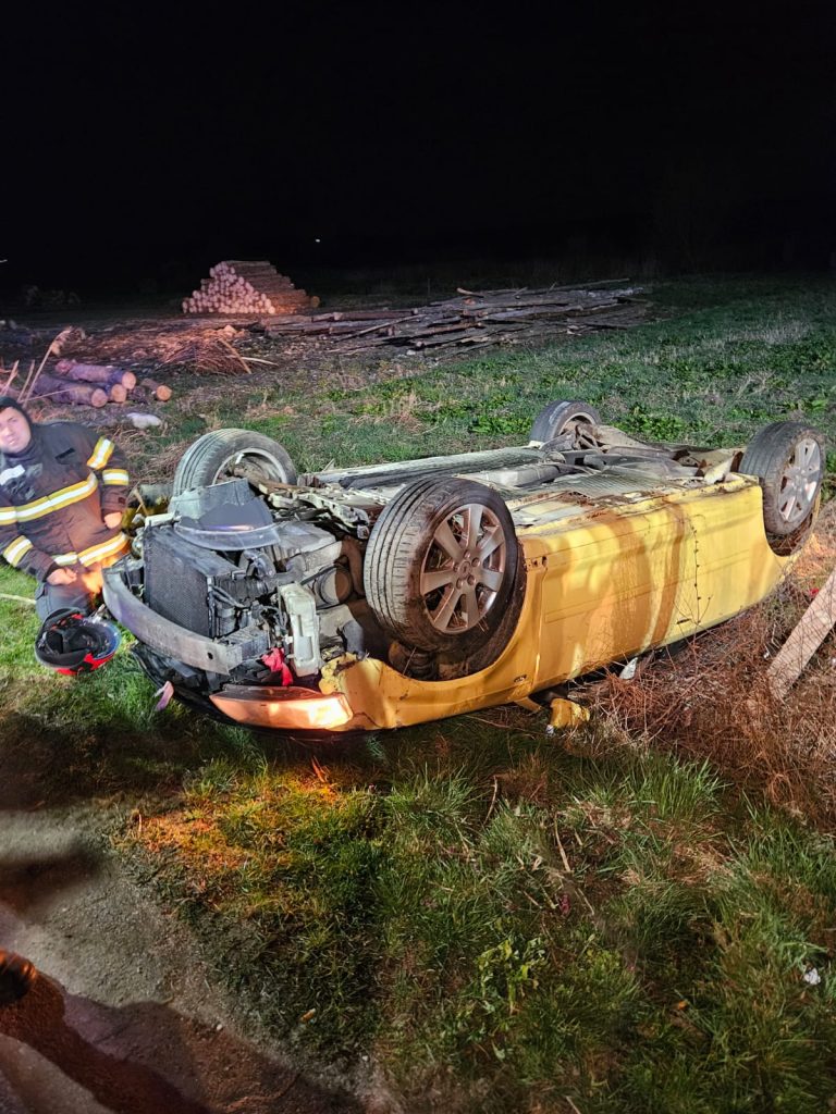 ULTIMA ORĂ/FOTO: Mașină răsturnată din cauza vitezei. Un tânăr a fost transportat la spital