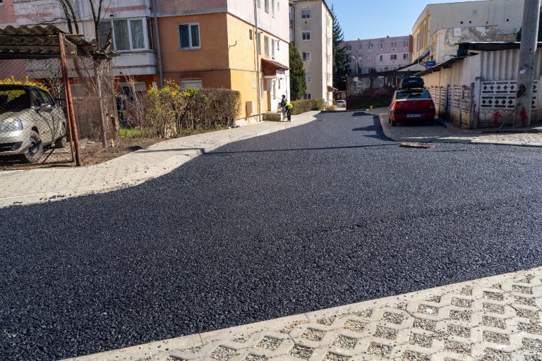 FOTO/VIDEO: Se toarnă covor asfaltic pe două străzi din Mediaș