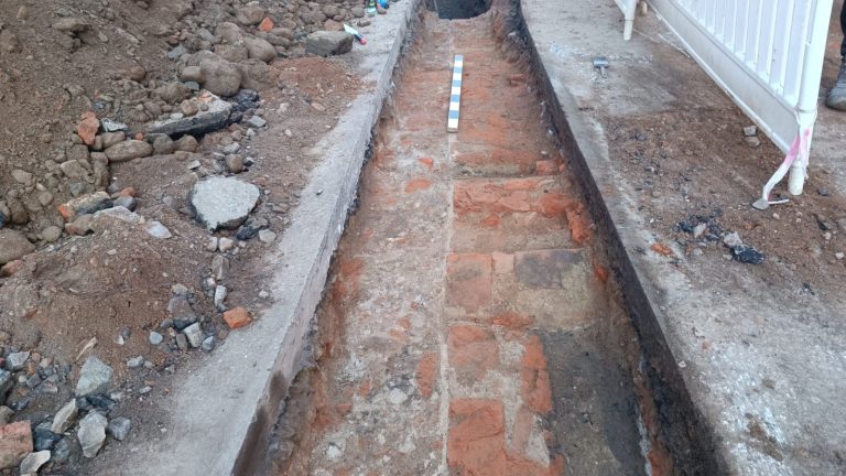 FOTO: Descoperire arheologică în Mediaș în timpul lucrărilor la apă-canal