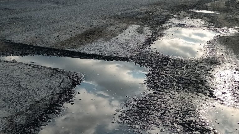 FOTO: Drum ciuruit de gropi. Se pot produce accidente foarte grave