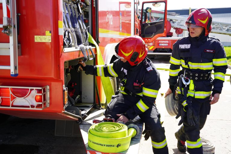 ISU Sibiu: „Nu lăsați lumânările sau candelele aprinse nesupravegheate și nu adormiți cu lumânările aprinse”