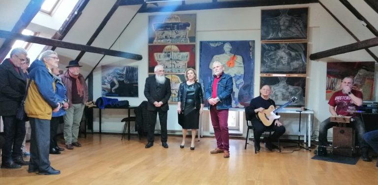 Expoziție care disecă realitatea