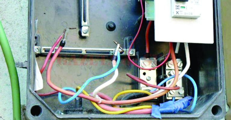 Inginer Electrica, șef al Departamentului care controlează controalele clienților, prins că fura curent electric