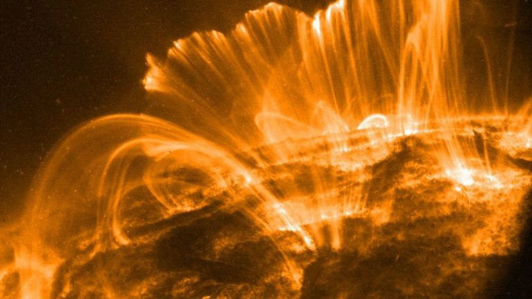Pământul este lovit de o furtună geomagnetică. Care ar putea fi efectele exploziei solare