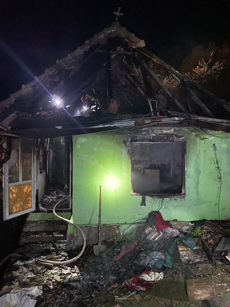 FOTO: O casă a fost distrusă de un incendiu