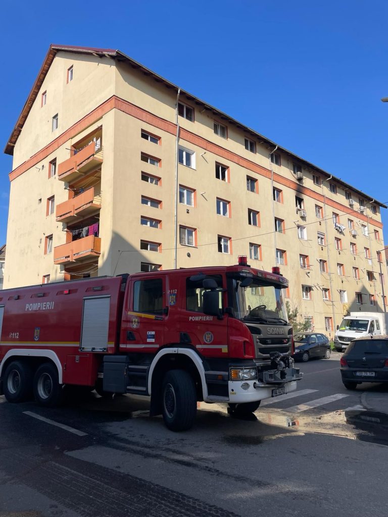 ULTIMA ORĂ/FOTO: Zeci de sibieni evacuați dintr-un bloc în urma unui incendiu. Un bărbat a fost transportat la spital
