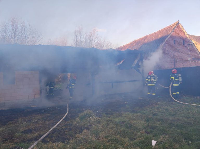 FOTO: Incendiu violent la o anexă. Pompierii sibieni au intervenit de urgență
