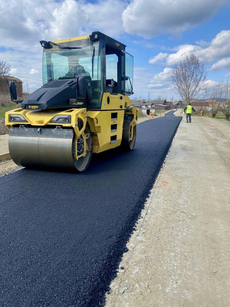 FOTO: Un drum județean este reabilitat. Se toarnă primul strat de asfalt