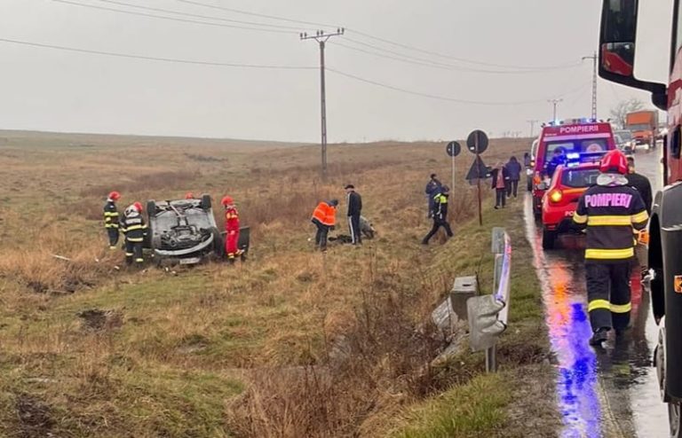 FOTO: Două femei rănite după ce s-au răsturnat cu mașina