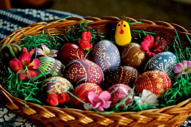 Credincioșii romano-catolici și protestanți sărbătoresc duminică Paștele