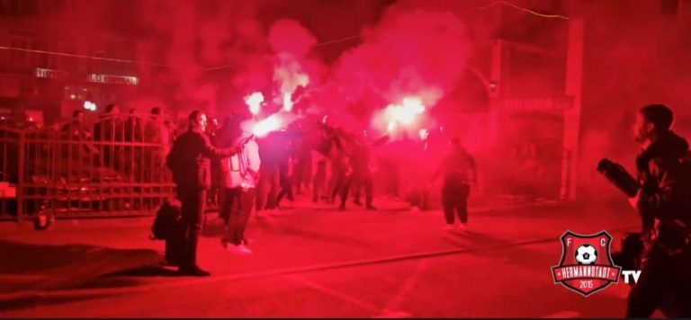 FOTO/VIDEO: Show total. Peluza Nord a făcut spectacol la sosirea jucătorilor FC Hermannstadt la Sibiu