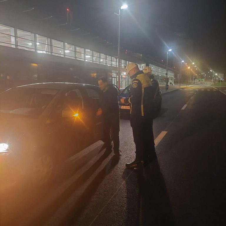 FOTO/VIDEO: Polițiștii sibieni folosesc aplicația eDAC pentru verificarea documentelor de identitate