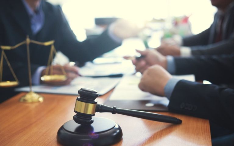 Când e necesar un avocat specializat în dreptul muncii și executări silite