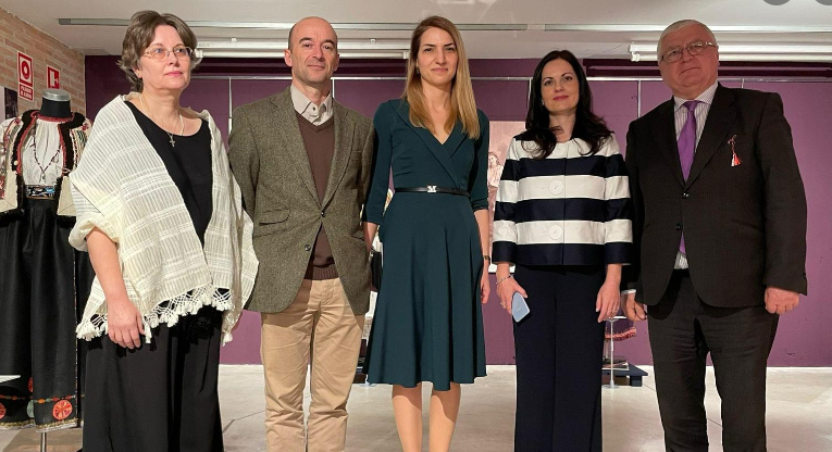Costume și cămăși de la Muzeul ASTRA, prezentate la Muzeul de Artă și Tradiții Populare din Madrid