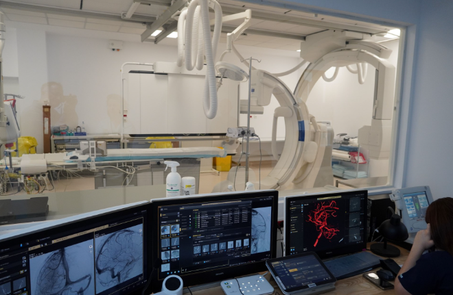 Brățări cu cod, telemedicină, aplicație mobilă pentru programări la trei spitale din Sibiu