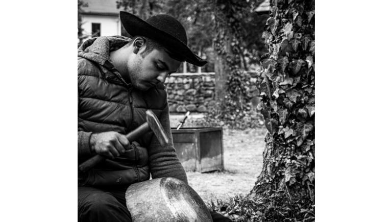 Victor Căldărari, povestea unui tânăr care duce meșteșugul în Era Modernă