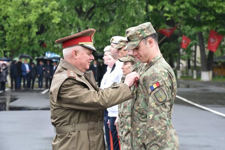 Pasionați de securitate cibernetică și robotică. Emblemă de onoare pentru Radu Ionuț Andrei Marin și Tudor-Cătălin Codreanu