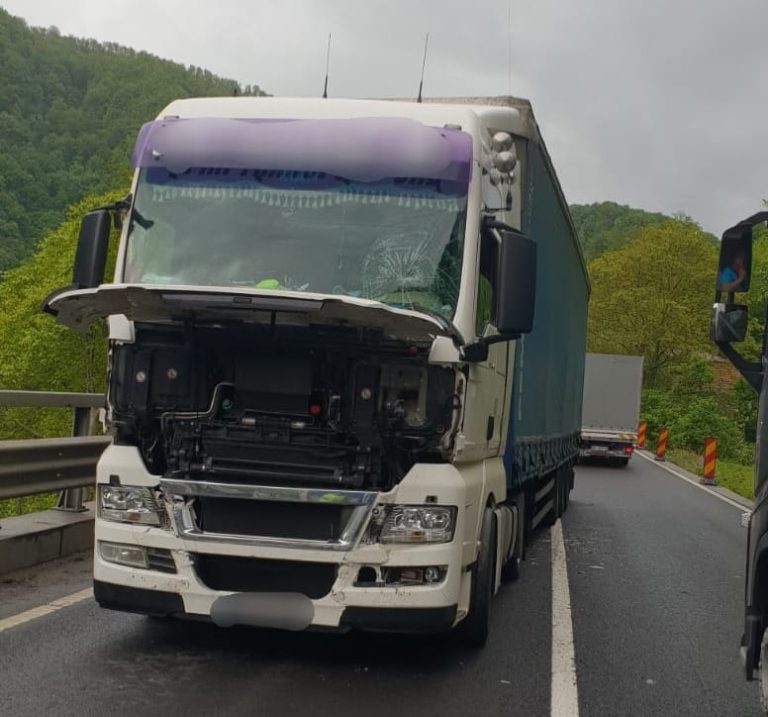 ULTIMA ORĂ/FOTO: Două TIR-uri și un microbuz, implicate într-un accident pe Valea Oltului