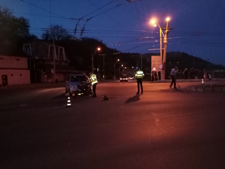 ULTIMA ORĂ/FOTO: Motociclist rănit într-un accident rutier