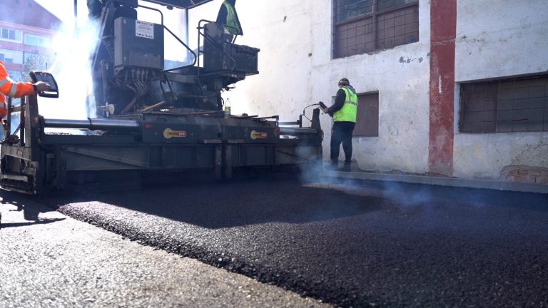 FOTO: Se asfaltează două străzi din cartierul medieșean Gloria