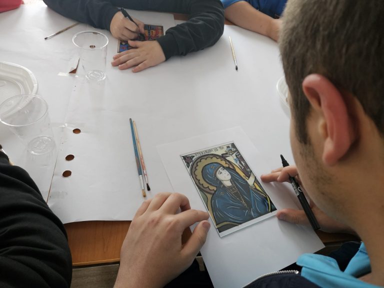 FOTO: Icoane pe sticlă minunate pictate de 130 de copii, la Agârbiciu