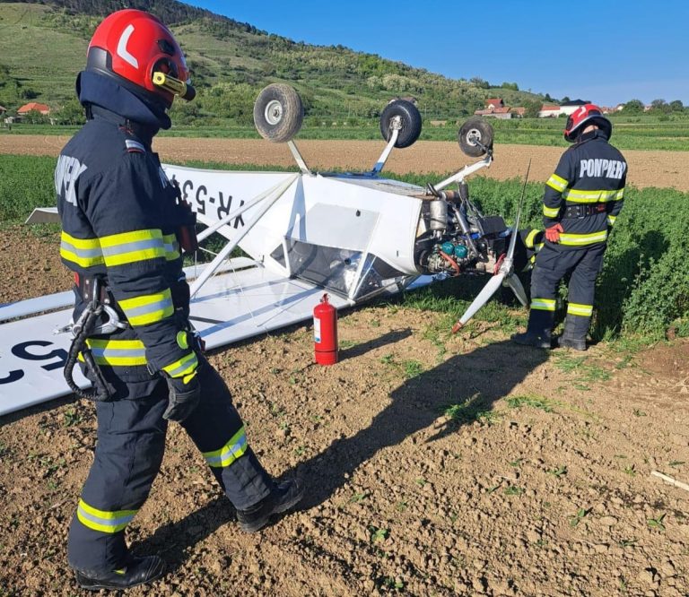 ULTIMA ORĂ/FOTO: Un avion care a decolat din Cisnădie a aterizat forțat, duminică, în județul Alba