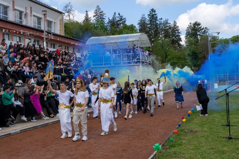 FOTO: Carnaval de vară „1001 de zile și de nopți” la Școala Națională de Gaz Mediaș