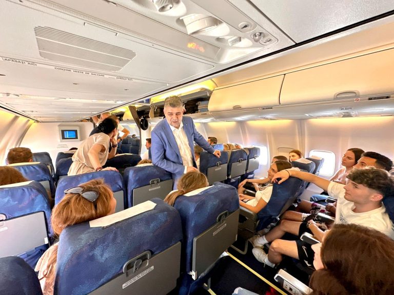 FOTO: Membrii Ansamblului „Florile Visei” din Șeica Mare, blocați în Dubai, în avionul premierului Marcel Ciolacu
