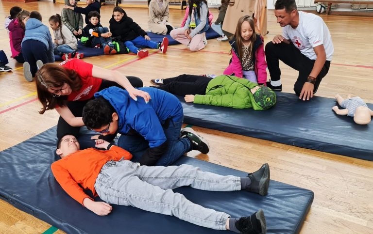 FOTO: Aproape 1.000 de copii sibieni au învățat să acorde primul ajutor