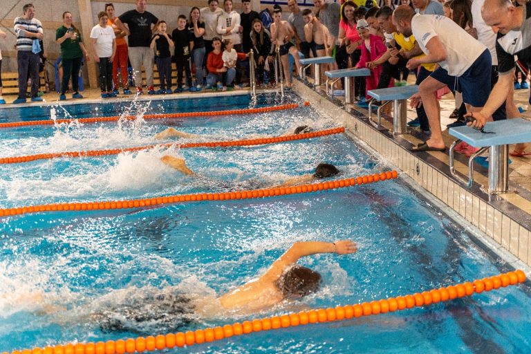 FOTO: S-a deschis bazinul de înot din Mediaș. Este singurul bazin de înot didactic din județul Sibiu