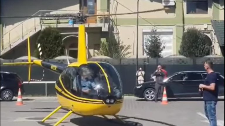 FOTO/VIDEO: Un elicopter a alimentat într-o benzinărie. Pilotul a împins aparatul până la pompă