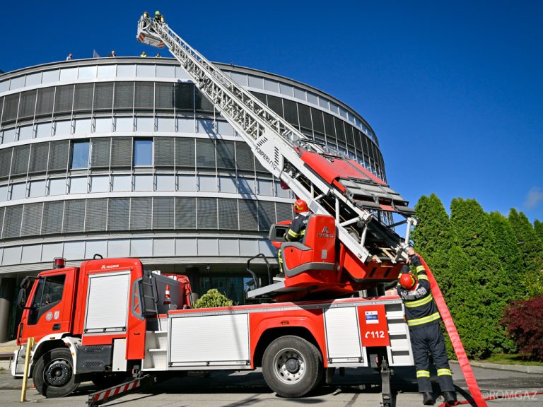 FOTO: „Incendiu” în sediul central Romgaz. 4 angajați au fost „blocați” pe acoperișul clădirii