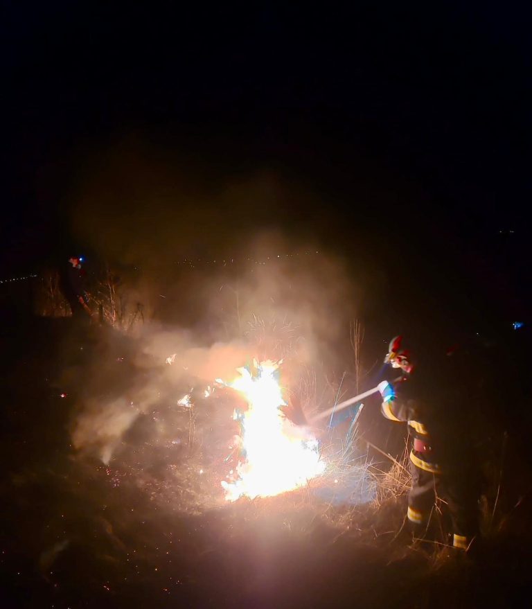 FOTO: Anexă și bunurile din interior, mistuite de flăcări