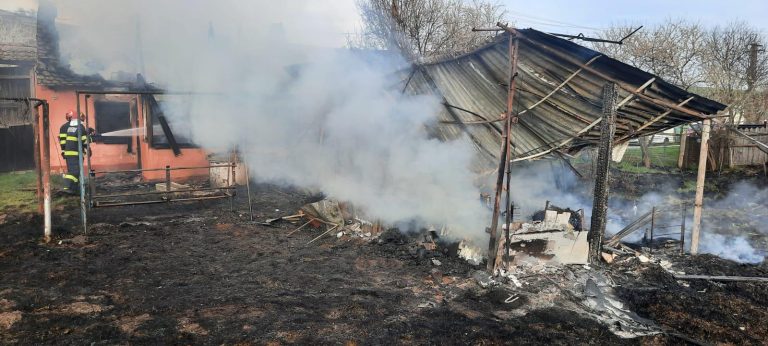 Panică la Șeica Mare: incendiu puternic izbucnit lângă o casă