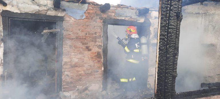 Două persoane au primit îngrijiri medicale în urma unor incendii. Focul a distrus două anexe