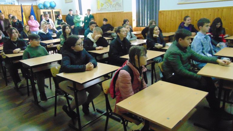 FOTO: Sute de tineri au fost „Liceeni pentru o zi” la „Axente Sever” Mediaș