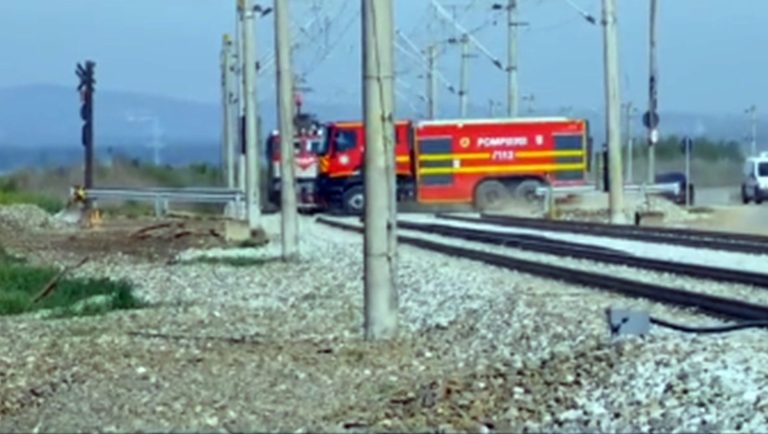 FOTO/VIDEO: Imaginile inconștienței. O autospecială de pompieri, la un pas să fie spulberată de un tren