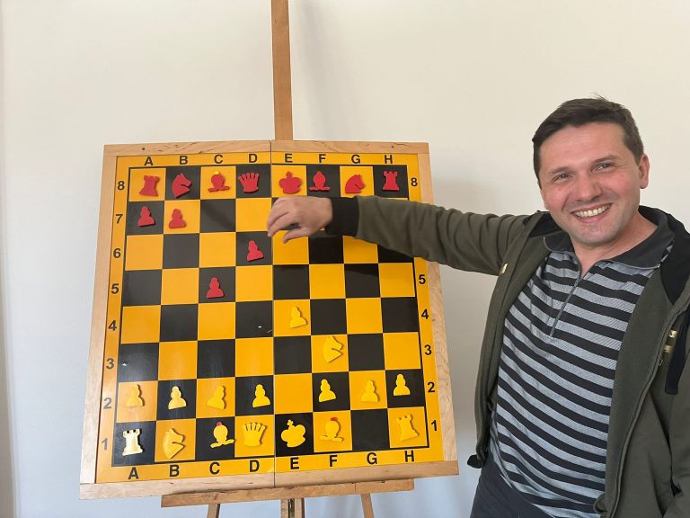 Bogdan Armenciu, șahistul care antrenează mințile celor mici