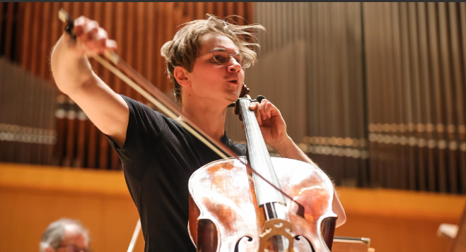 Dirijorul Jordi Mora și solistul Jan Sekaci, invitații concertului de vineri, la Filarmonica de Stat Sibiu