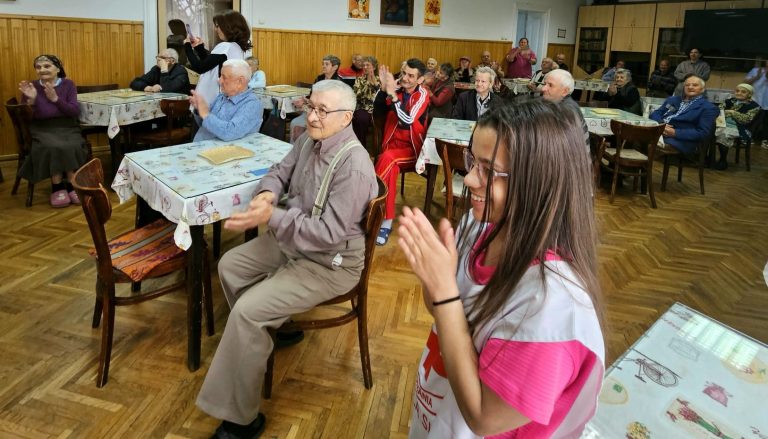 Zi cu emoție la Căminul de pe strada George Coșbuc: Copiii au adus zâmbete vârstnicilor