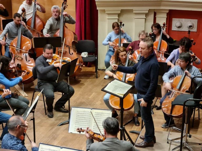 Violoncelistul francez Marc Coppey este dirijor și solist al concertului de joi de la Filarmonica