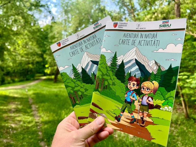 Copiii care vin în munții Sibiului primesc un ghid educativ despre ecoturism