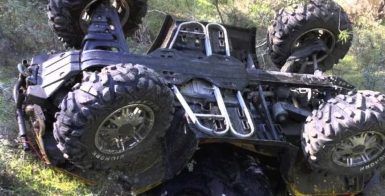 ULTIMA ORĂ: Bărbat în stare critică după ce s-a răsturnat cu ATV-ul într-un pârâu