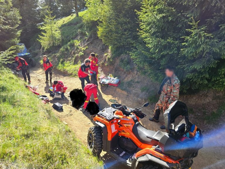 ULTIMA ORĂ/FOTO – Accident îngrozitor: Un bărbat a murit strivit sub ATV