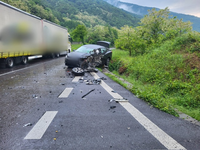 FOTO: Grav accident rutier pe Valea Oltului. Impact frontal între un TIR și autoturism