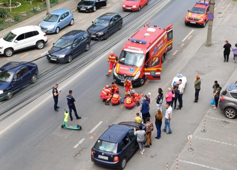 ULTIMA ORĂ/FOTO: Tânăr din Sibiu, transportat la spital după ce a căzut cu trotineta
