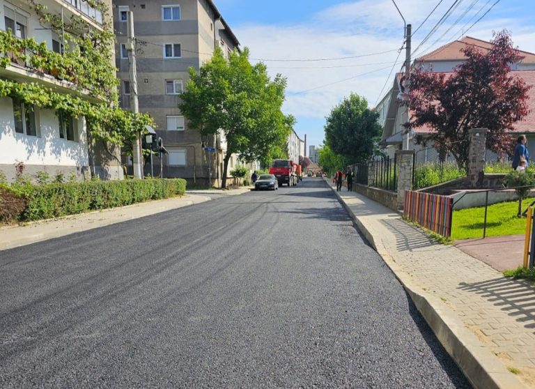 FOTO/VIDEO: Se toarnă covor asfaltic în cartierul medieșean Vitrometan
