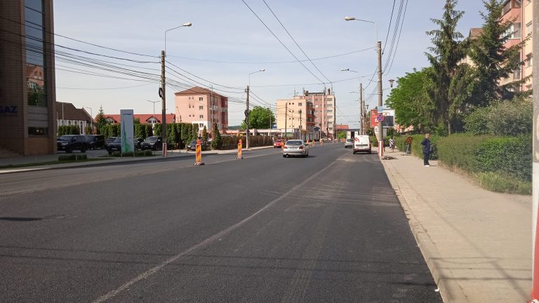 FOTO: Cea mai circulată stradă din Mediaș a fost asfaltată. Cum se circulă pe Șoseaua Sibiului